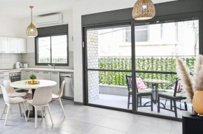 Cozy 2BR with Parking near the sea by HolyGuest